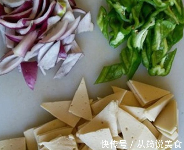 此物是豆腐中的宠儿，怎么翻炒都不碎，加上肉一炒搭配米饭绝了