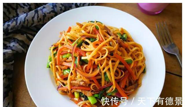 翻炒均匀|炒面最好吃的做法，一勺老干妈，滴几滴香麻油，每一根都香气扑鼻