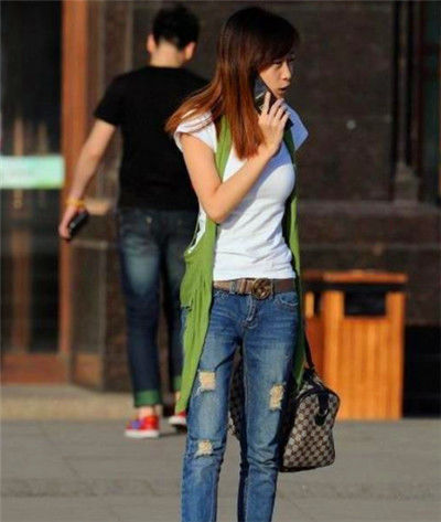 街拍:身材高挑的小姐姐,紧身上衣+牛仔裤,更显苗条好身材