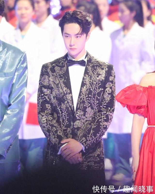 跨年舞台王一博表演新歌,近期圆润不少,评论调侃可爱似发面馒头