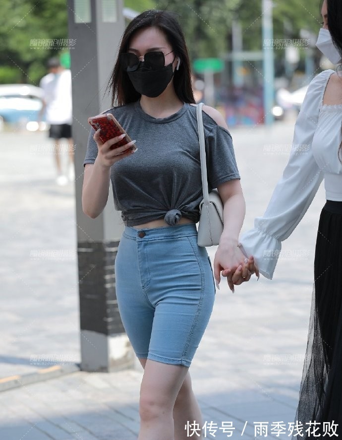 穿法 喜欢普通T恤衫的简单,但又穿不出美来,这种方法最适合你了