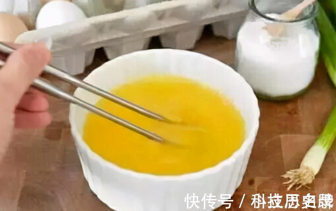 蒸鸡蛋羹,切记别直接加水!教你这5个妙招,蛋羹嫩滑美味无气孔