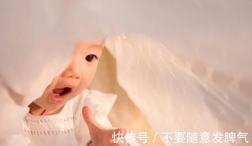 爸爸妈妈|三个月大的宝宝边喝母乳,边用手推妈妈,他想表达什么呢?