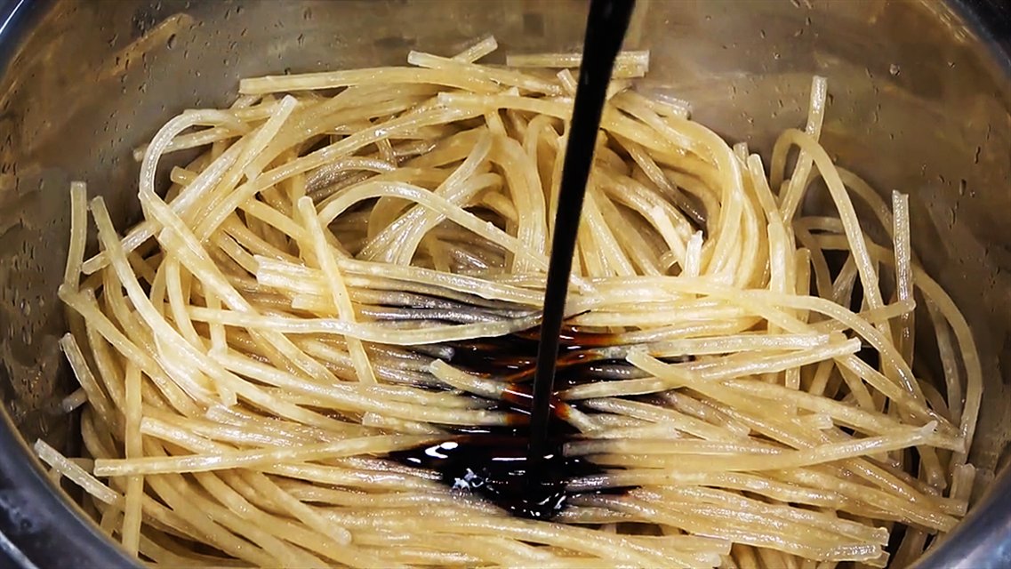 白菜炖粉条，直接下锅是大错！教你不外传的诀窍，做一锅都不够吃