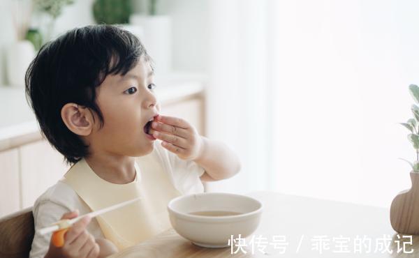 补充蛋白质|7月是孩子生长发育好时节，宝妈制作辅食要注意：有些食物不可吃