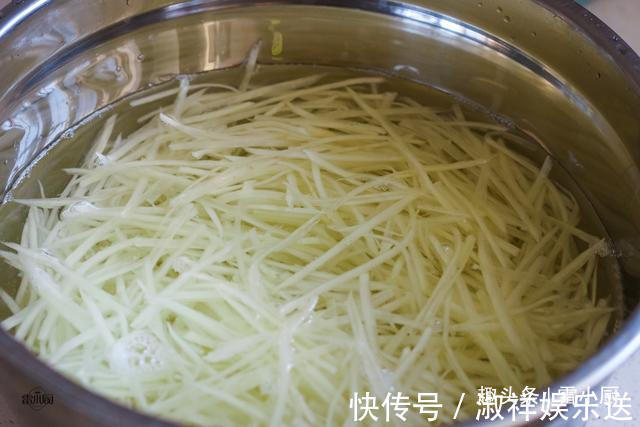 凉拌土豆丝,直接焯水就错了,记住这3点,土豆丝清脆爽口不发黑