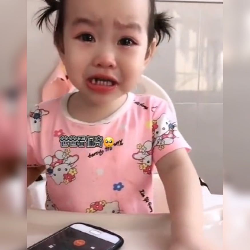 妈妈|萌娃非要看电视,被妈妈拒绝给爸爸打电话告状,谁料爸爸反应亮了