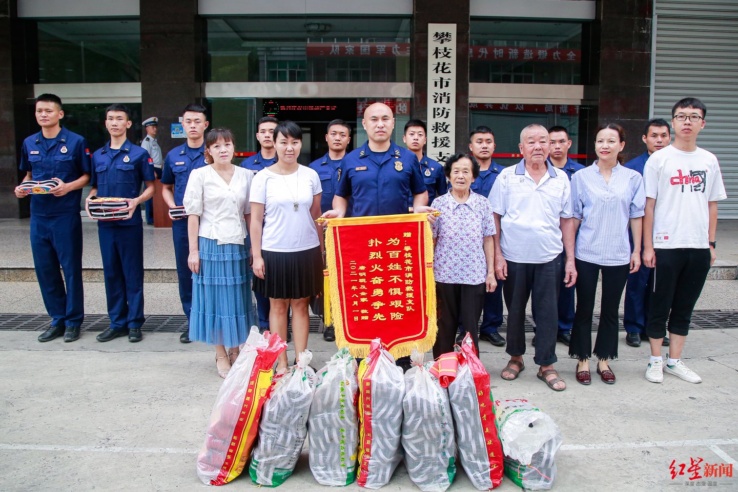 红星新闻记者|40年如一日！81岁“布鞋奶奶”又来给消防员送鞋了