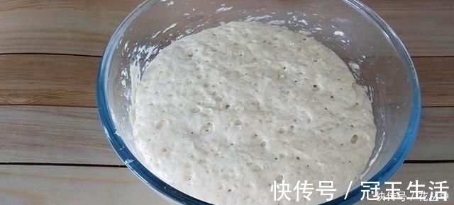 芝麻烧饼这样做真香，不揉不擀面，更不用调油酥，出锅一盘不够吃