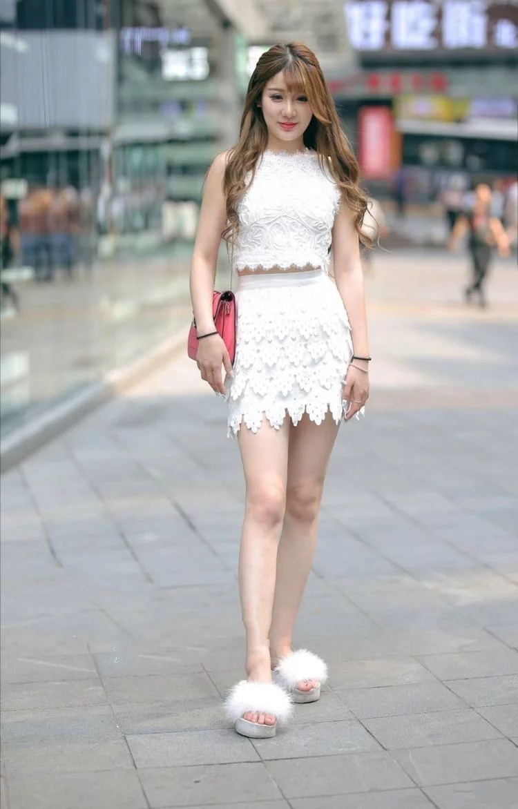 街拍：红黑姐妹花，身穿木耳长裙，展现高挑身段