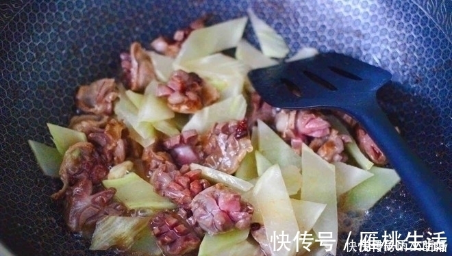部位|鸡身上最脏的部位，里面含大量重金属，白给都不要，炒菜要扔掉