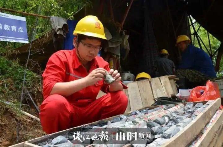 新闻记者|惊艳!一地发现500万吨“夜明珠”,粉、绿、紫、黄各色都有