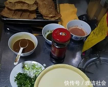老阿姨的营养煎饼食谱，5分钟就学会了，路边摊就别再吃了