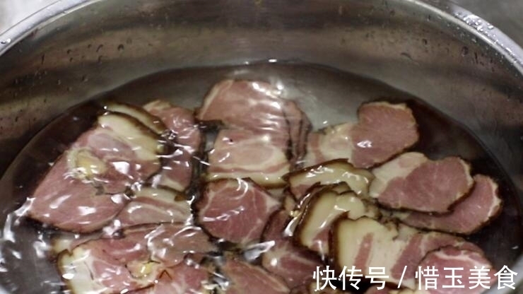 下饭|炒腊肉很多人少一步,掌握一点,成菜咸香下饭,软嫩不发柴