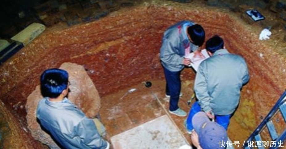 雷峰塔地宫发掘老照片:没发现传说中的白蛇,却发掘出了大量珍贵文物