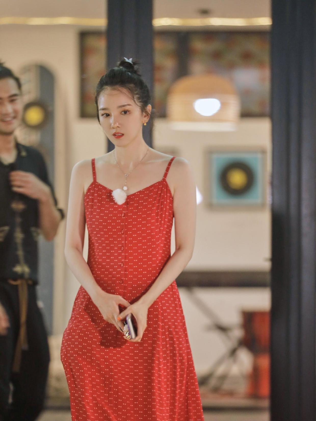 短裤|陈小纭为减龄又“费心思”了,宽松针织衫配绿色短裤,又美又耐看