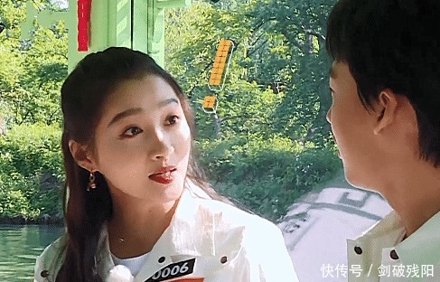 b《跑男8》迎来最怕素颜的女明星,录节目疯狂补妆,蔡徐坤都懵了