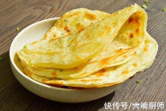 面饼|死面烙饼怎么做不发硬?关键是和面,老师傅教你做法,酥软层次多