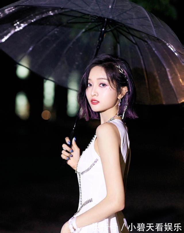 甜酷风|吴宣仪《爆裂舞台》造型来了,穿小白裙漫画腿吸睛,又被她美到了