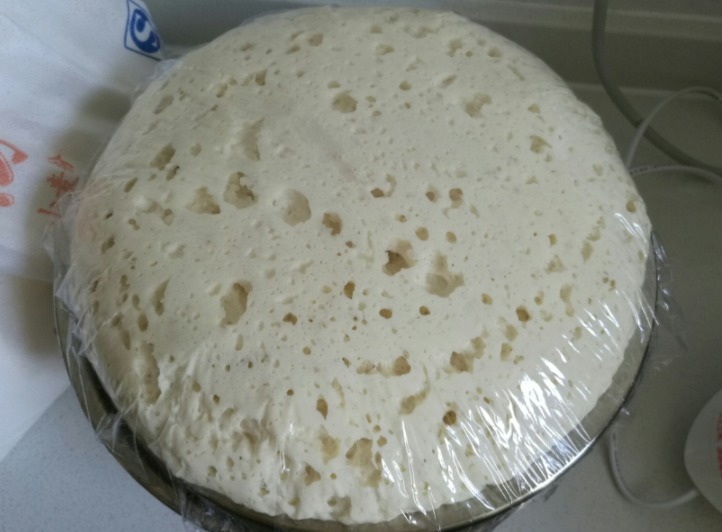 发面时，别只会加酵母，再加这2样，半小时发满盆，个个暄软蓬松