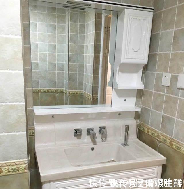 榻榻米|老婆嫌新房没飘窗，让木工在阳台打了一圈柜子，瞬间多出一间房！