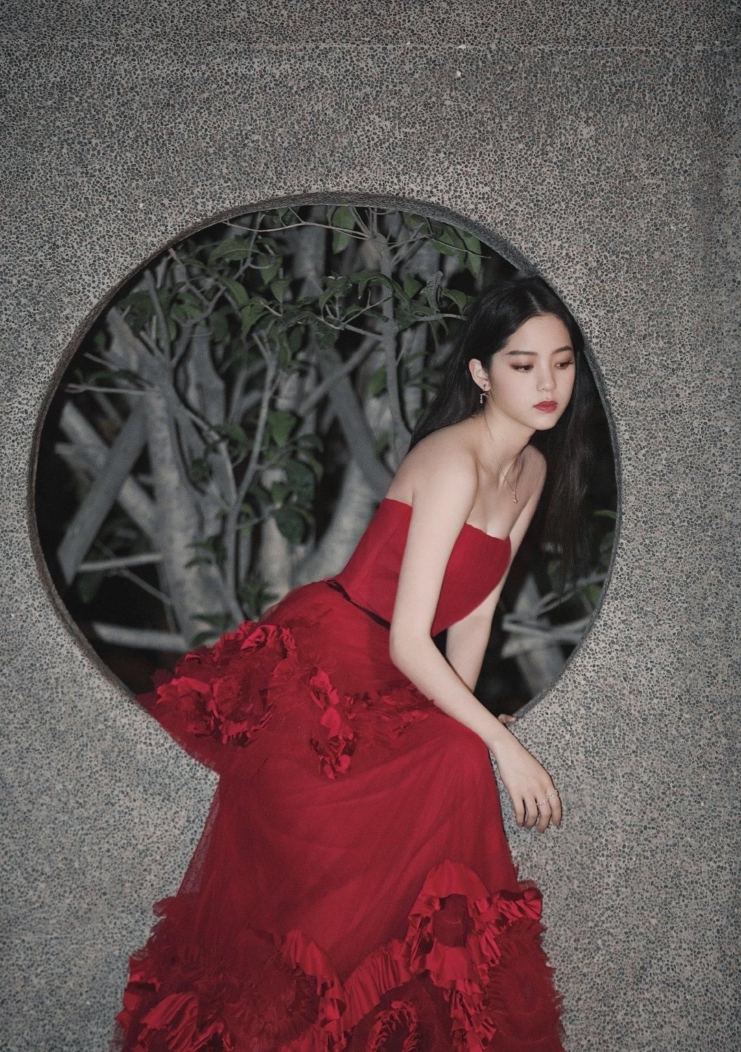 照片|欧阳娜娜摄影师火啦，杨幂和迪丽热巴的照片被网友质疑像游客照：摄影师滚！