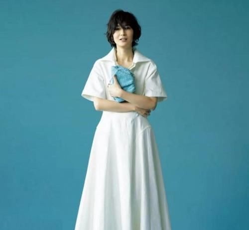 西服 越宽松、越减龄!日本52岁模特的“高级蓝”穿搭,优雅舒适好喜欢