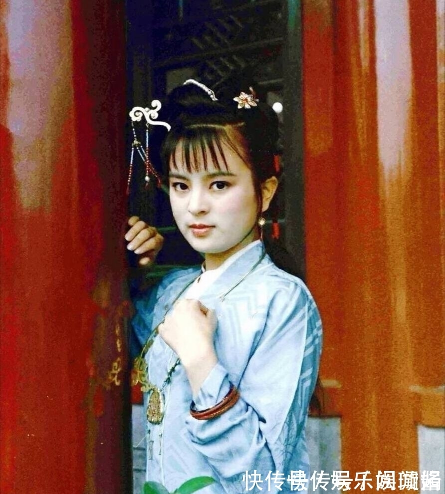 王熙凤#薛宝钗搬离蘅芜苑,探春为何会恶言相加,双手赞同让其赶紧搬走?