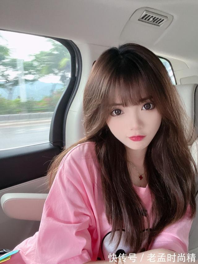 美女 大家喜欢女人的浓妆吗?美女粉色T恤搭配披肩长发,也挺好看的