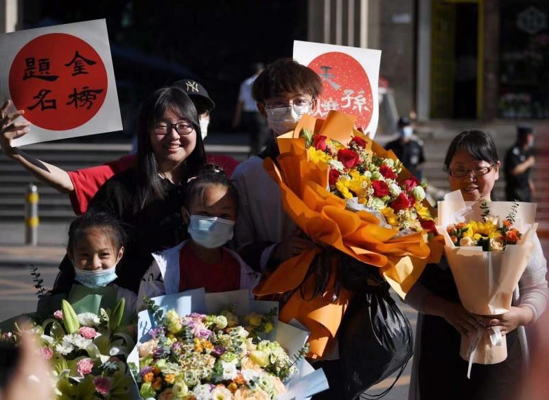 北京高考正式结束！考生家长“偷藏”新手机送儿子当礼物