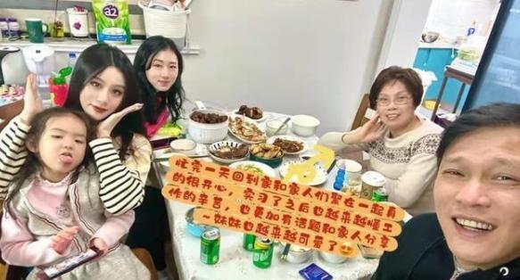 范斯晶|52岁范志毅全家福!娇妻36岁,大女儿24岁!小女儿已经加入美国籍