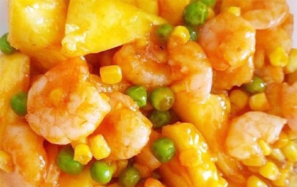 暴雨结束孩子可以出门买水果买肉人挤人,多吃酸爽菜,开胃吃饭香