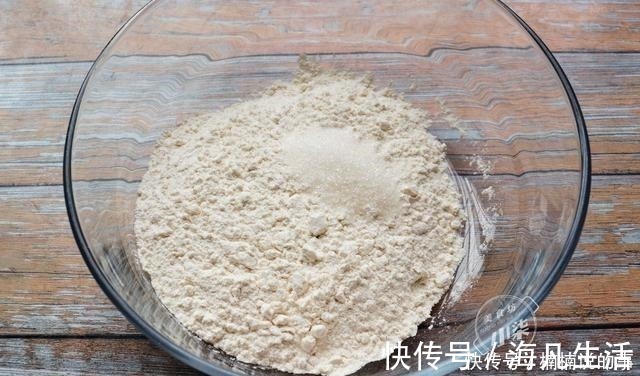 一口酥,做法简单无难度,外酥里软一口一个,越吃越香,太解馋了