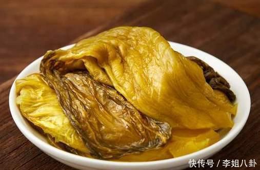 腌酸菜,别只知道加盐,牢记2个要点,坛子不生花,酸菜更酸脆