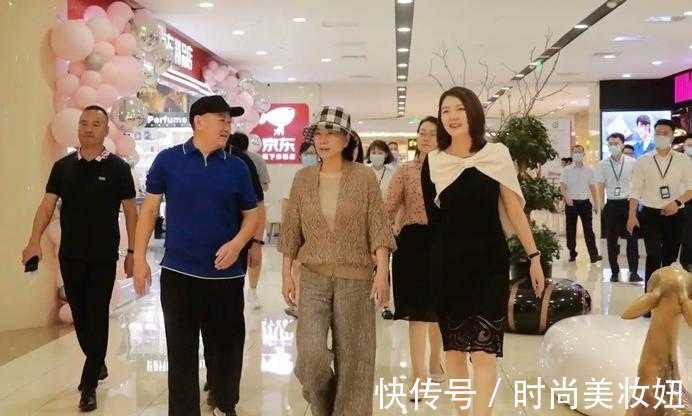 阔腿裤|董明珠真会赶“时髦”,针织开衫配阔腿裤高级大气,渔夫帽好洋气