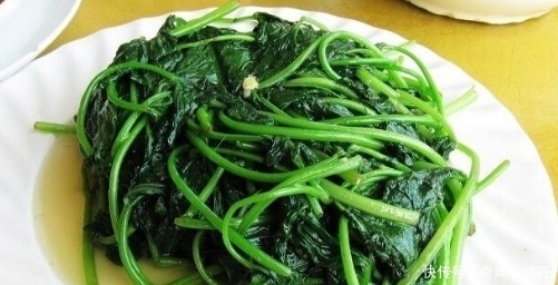 好吃|自己在家炒红薯叶为什么不好吃还发黑?只需多加一样,翠绿不发黑