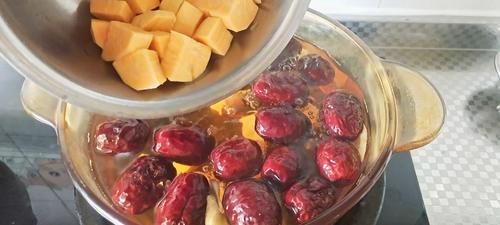 它是“穷人的阿胶”，一碗才2块钱，每天吃一点，补血养气不显老