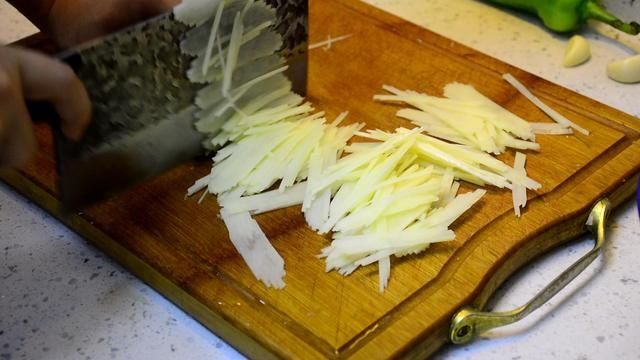 炒尖椒土豆丝，记住“2不放2窍门”，好吃入味、脆爽不粘锅