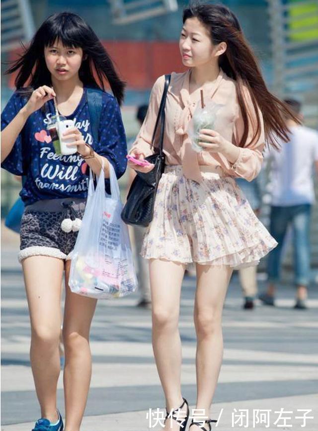 街拍两个时尚小美女的休闲穿搭,看上去既时尚靓丽,又青春活泼