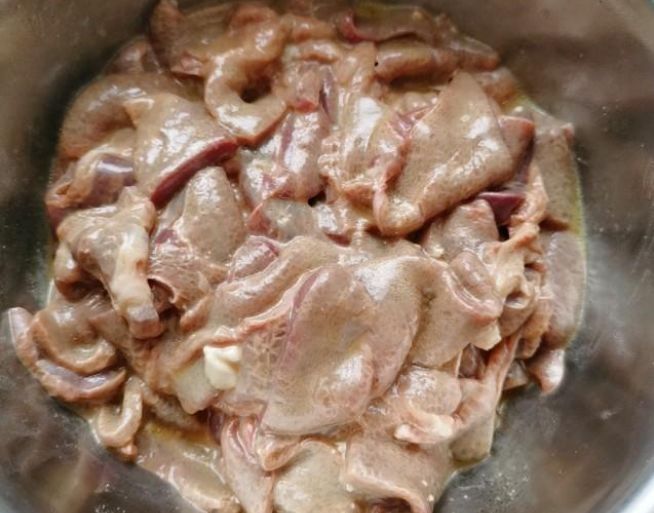 洗猪肝只用水洗，难怪做菜难吃！教你一个好方法，猪肝干净做菜香