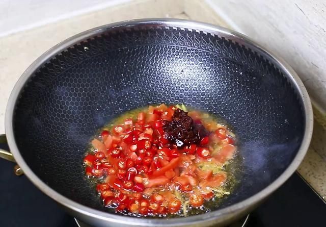 鲤鱼|厨师长教你：“红烧鲤鱼”的家常做法，汤汁浓郁，鱼肉细嫩，收藏