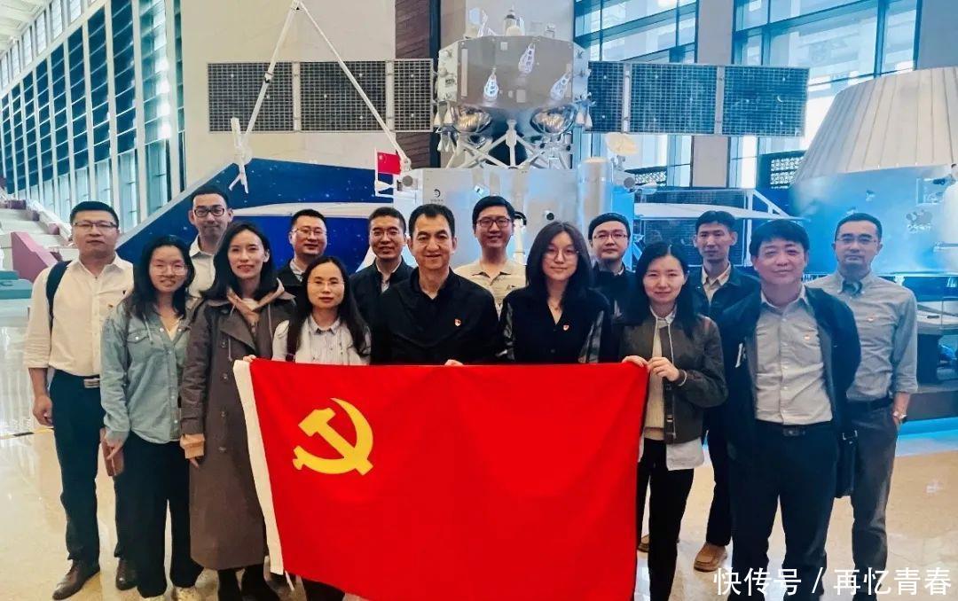 航天投资第二党支部主题航天日活动参观《月球样品001号 见证中华飞天梦》展览