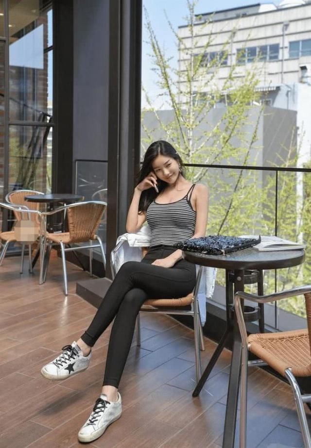 咖啡厅偶遇暗恋对象,时尚的打扮已经很美了,