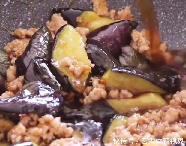 难怪|炒茄子先放油这一步很多人都错了,难怪茄子发黑油腻口感差