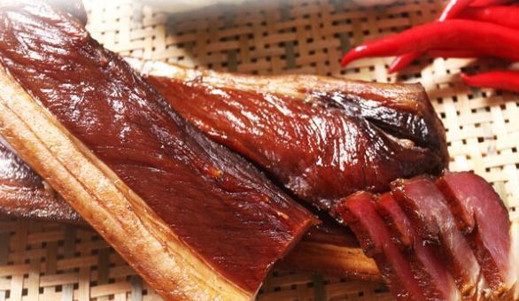 腌腊肉时，牢记这个加盐比例！腊肉做好金黄透亮，好吃不长霉！