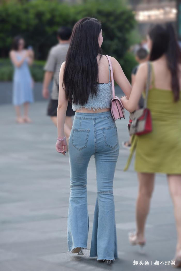 个性|个性吊带衫搭配喇叭裤,小姐姐气质真好