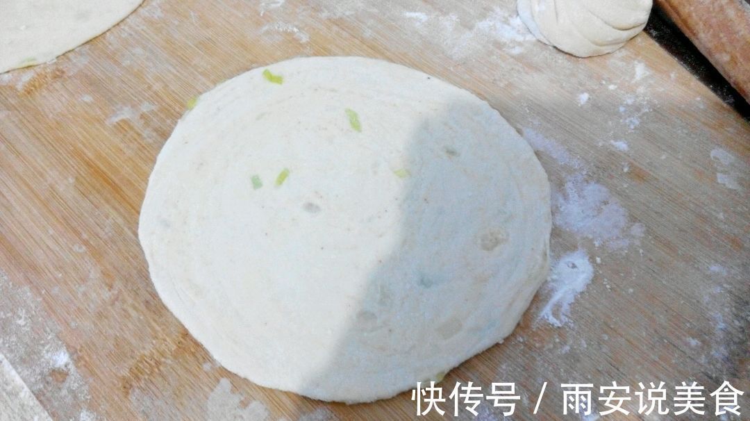 千层葱油薄饼家庭做法，美味好吃，营养健康