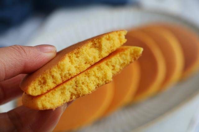 玉米面加5个鸡蛋，不加1滴油1滴水，又香又软，比发糕好吃10倍！