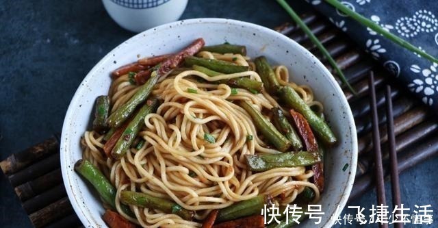 鲜香|北方焖面最好吃的做法,不加一滴水,鲜香入味,一锅吃了个精光!