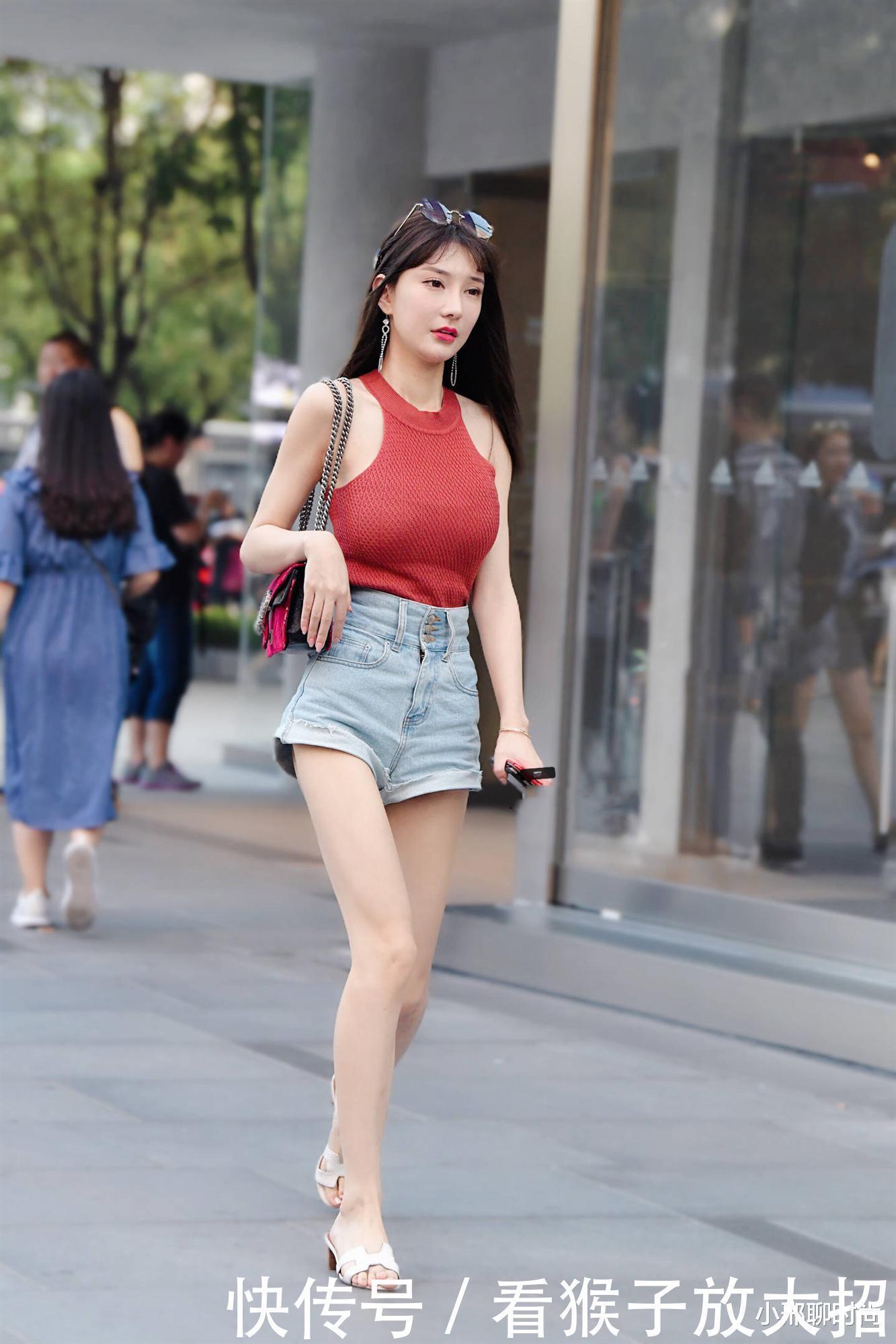 穿搭|深红色挂脖上衣搭配牛仔短裤,清新又自然,简单又时尚